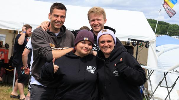 <p>Gemeinsam mit Nico und Niklas (hinten) sowie Steffi (vorne rechts) feierte Lisa Charlier (vorne links) den 40. Geburtstag des Traditionsfestivals in der deutschen Eifel.</p>