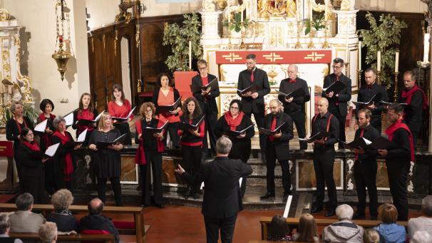 <p>Unter der bewährten Leitung von Rainer Hilger stellte das Vokalensemble Carmina Viva bei dem Konzert „Momentary“ in der Pfarrkirche St. Stephanus sein Können eindrucksvoll unter Beweis.</p>