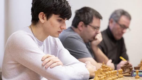 <p>Mit 19 zur Weltspitze: Daniel Dardha setzt neue Maßstäbe im Simultanschach.</p>