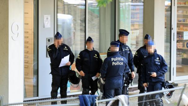 <p>Rund 800 Einsatzkräfte durchkämmten mehrere Blöcke der Sozialwohnungen – mit dem Ziel, dem organisierten Drogenhandel den Kampf anzusagen.</p>