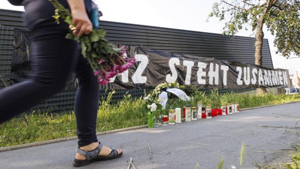 <p>Kerzen und Blumen werden nach dem Amoklauf mit elf Toten und einem Dutzend teils lebensgefährlich Verletzten vor der Grazer Schule niedergelegt.</p>