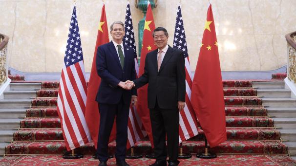 <p>Die von der amtlichen chinesischen Nachrichtenagentur Xinhua zur Verfügung gestellte Aufnahme zeigt den Vize-Ministerpräsident Chinas, He Lifeng (rechts), neben dem US-Finanzminister Scott Bessent vor gemeinsamen Handelsgesprächen im Rahmen des Beratungsmechanismus für Wirtschaft und Handel zwischen den beiden Ländern.</p>