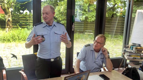 <p>Klaus Willems (l.) und sein deutscher Kollege Thomas Fiala (r.) sind Stammgäste des grenzübergreifenden Fernfahrerstammtischs.</p>