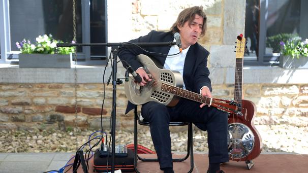 <p>Fernando Neri, der eigentlich dem De Ferre Trio angehört, begleitete die Vorstellung des Programms musikalisch.</p>