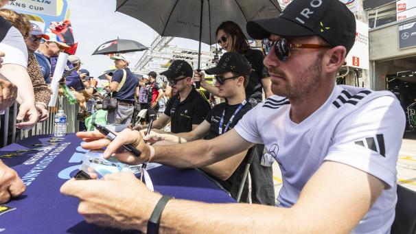 <p>Zum Auftakt in die LeMans-Woche verteilt Maxime Martin fleißig Autogramme.</p>