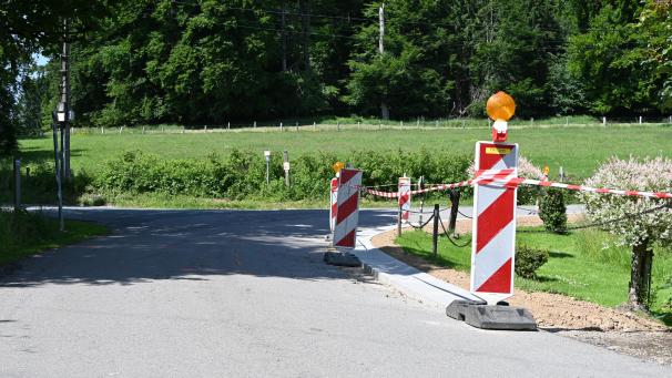 <p>Während der Arbeitsphase werden teilweise auch neue Randsteine verlegt, wie hier im Bereich „Kapellen” bei Hinderhausen.</p>