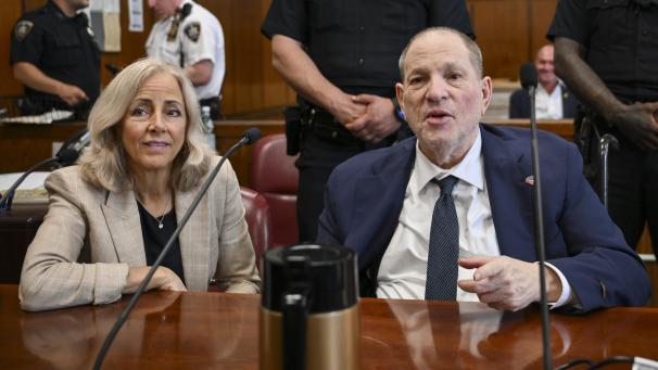 <p>Harvey Weinstein (Mitte) nimmt an seinem Wiederaufnahmeverfahren vor dem Strafgericht in Manhattan in New York teil.</p>