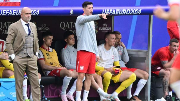<p>Imzuge des offenen Machtkampfes mit Robert Lewandowski (rechts) ist Michael Probierz als Polens Trainer zurückgetreten.</p>