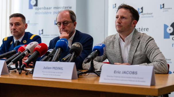 <p>Polizeichef der Zone Brüssel Midi-Zuid, Jurgen De Landsheer, Anderlechts Bürgermeister Fabrice Cumps und Staatsanwalt Julien Moinil (v.l.n.r.) bei einer Pressekonferenz am Donnerstag</p>