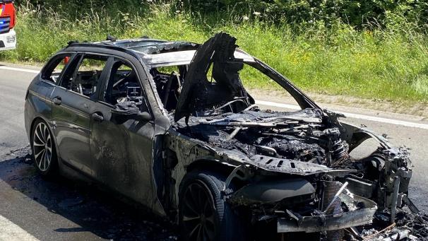<p>Die Feuerwehr konnte das Auto nicht mehr retten.</p>