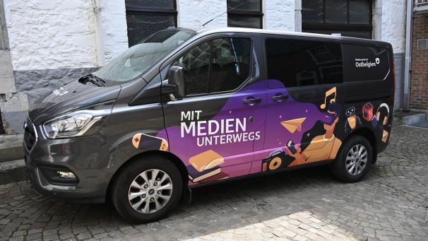 <p>Das Fahrzeug, das im Juli als Medienmobil genutzt wird, ist während des restlichen Jahres als Transportmittel zwischen den Bibliotheken in Ostbelgien im Einsatz.</p>