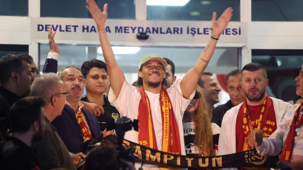 <p>Am Istanbuler Flughafen nahm Leroy Sané direkt ein erstes Band in der Menge.</p>