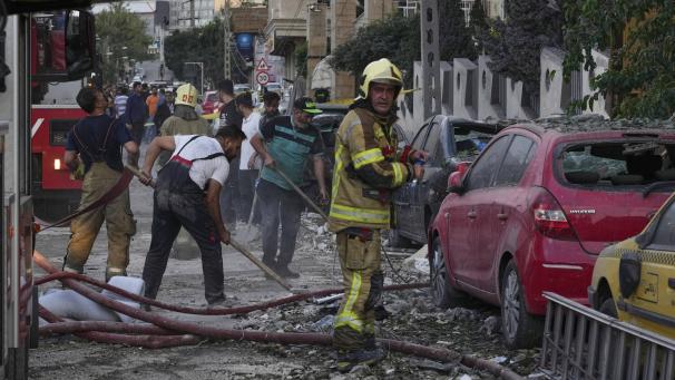 <p>Feuerwehrleute und Menschen säubern den Schauplatz einer Explosion in einer Wohnanlage nach einem israelischen Angriff auf die iranische Hauptstadt Teheran.</p>