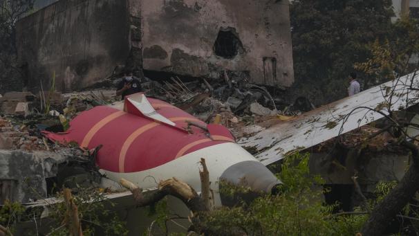 <p>Teile eines Air India-Flugzeugs, das am Donnerstag abgestürzt ist, sind auf einem Gebäude in Ahmedabad, Indien, zu sehen.</p>