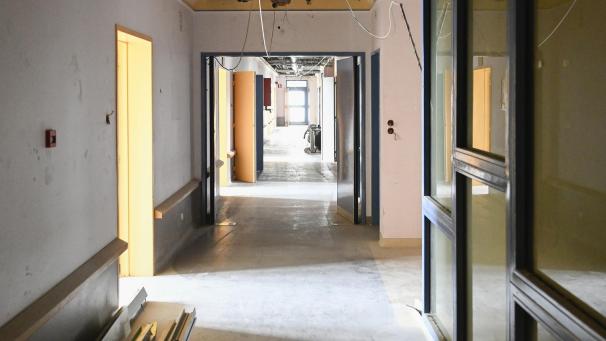 <p>Bei einer Ortsbesichtigung wird offensichtlich: Die beiden verlassenen und abgeriegelten Ebenen im Gebäude B sind aus der Zeit gefallen. Krankenhausreif ist hier derzeit nichts.</p>