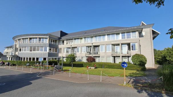 <p>Im Seniorenheim St. Elisabeth in St.Vith konnte die Belegungsquote von 65 auf 80 Betten erhöht werden. Derzeit gilt aber aufgrund der angespannten Personallage wieder ein befristeter Aufnahmestopp.</p>
