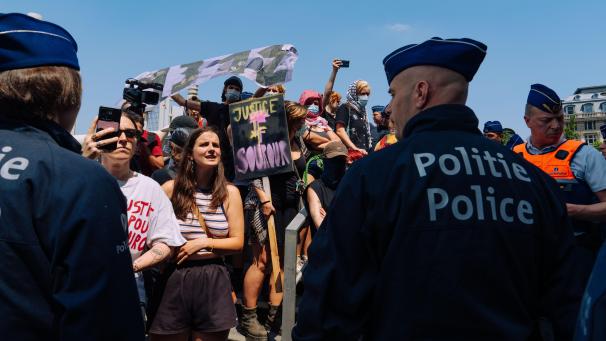 <p>Demo gegen Polizeigewalt trifft in Brüssel auf Polizei-Solidaritätskundgebung.</p>