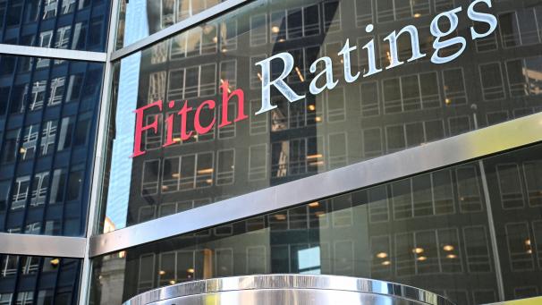 <p>Die Ratingagentur Fitch (Bild: Hauptsitz in New York) stuft Belgien herab, da sie anhaltend hohe Haushaltsdefizite und einen weiteren Anstieg der Staatsverschuldung erwartet. Dadurch dürfte es für unser Land teurer werden, sich Geld zu leihen.</p>
