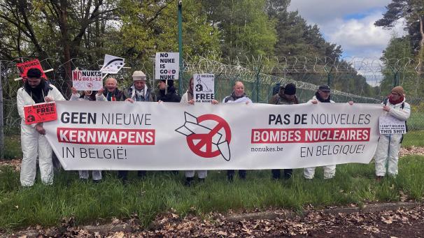 <p>Demonstrierende versammeleten sich am 21. April 2024 vor dem Militärgelände Kleine-Brogel bei Peer – einem Ort, der seit Jahren im Verdacht steht, US-Atomwaffen zu beherbergen. Mit Transparenten und klaren Botschaften forderten sie mehr Transparenz über die nukleare Präsenz in Belgien.</p>