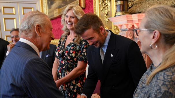 <p>Der britische König Charles III (links) gibt David Beckham während der Preisverleihung der King's Foundation anlässlich des 35-jährigen Bestehens der Stiftung im St. James's Palace die Hand.</p>
