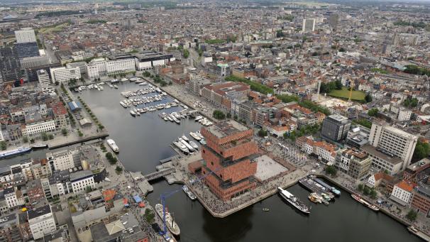 <p>Das Schwimmen im historischen Hafenbecken von Antwerpenerfreut sich wachsender Beliebtheit – nicht nur bei sportlich ambitionierten Schwimmern, sondern auch bei Familien und Freizeitgästen, die auf der Suche nach einer urbanen Abkühlung sind.</p>