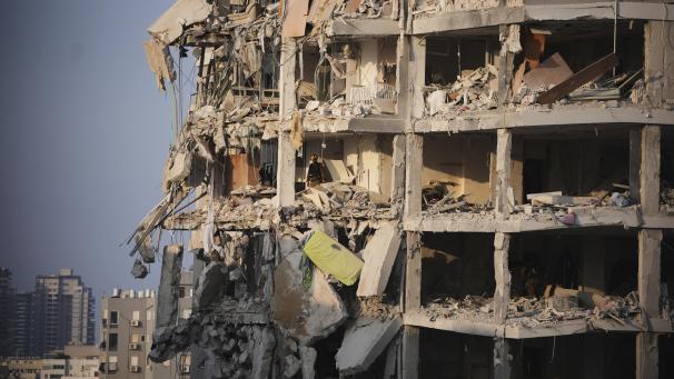<p>Israelische Sicherheitskräfte inspizieren zerstörte Gebäude, die von einer aus dem Iran abgefeuerten Rakete getroffen wurden.</p>