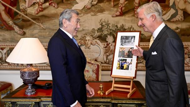 <p>Hoffentlich bringt das kein Unglück: König Philippe (rechts) gratulierte Eddy Merckx bereits am vergangenen Donnerstag vorzeitig zum 80. Geburtstag.</p>