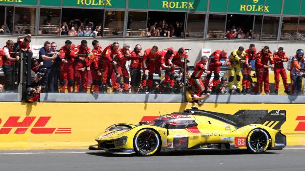 <p>Sieger Robert Kubica (Ferrari) überquert die Ziellinie in Le Mans.</p>