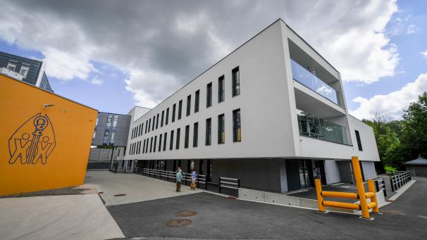 <p>Ein Teil des St. Nikolaus Hospitals in Eupen. Der strukturelle Druck auf fachärztliche Versorgung ist laut José Grommes längst spürbar – nicht nur für Patienten, sondern auch für das Personal in Praxen und Kliniken.</p>
