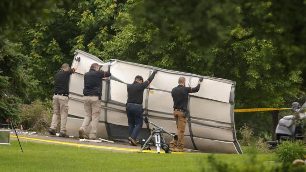 <p>Ermittler entfernen Trümmer aus dem Haus der ehemaligen demokratischen Politikerin Melissa Hortman und ihres Mannes Mark, die am Samstag, 14. Juni 2025, in Brooklyn Park, Minnesota erschossen wurden.</p>