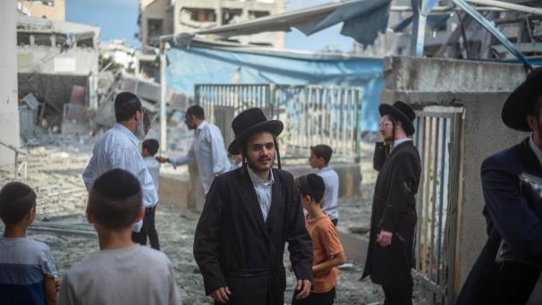 <p>Israelis inspizieren den Schaden, die eine iranische Rakete in Bnei Berak verursacht hat.</p>
