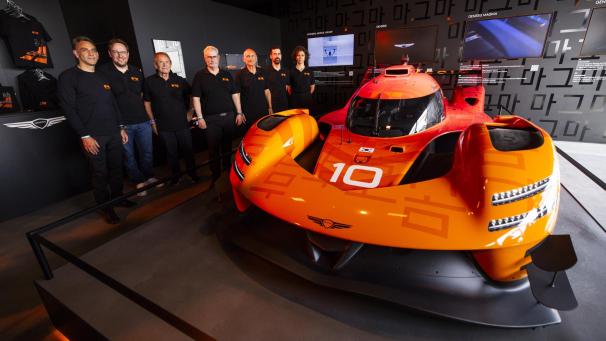 <p>Genesis-Hypercar umgeben von den Teamverantwortlichen, so unter anderem auch Jackx Ickx (3.v.l.).</p>