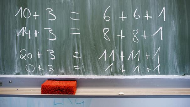 <p>Rechnen als Schlüsselkompetenz: Die DG will mehr Zeit und gezielte Materialien für Basisfächer wie Mathematik, Deutsch und Französisch bereitstellen.</p>