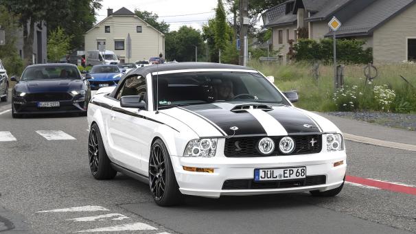 <p>Beeindruckende Fahrerparade der American V8 Aces am Sonntag in Maldingen: Erstmals legte der US-Car-Club einen Boxenstopp in Ostbelgien ein. Fotos: Gerd Hennen</p>