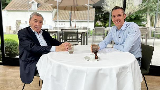 <p>Ein Interview der besonderen Art: Mit 2012-Weltmeister Philippe Gilbert lässt Geburtstagskind Eddy Merckx (links) seine Karriere und das Leben neben dem Fahrrad Revue passieren.</p>
