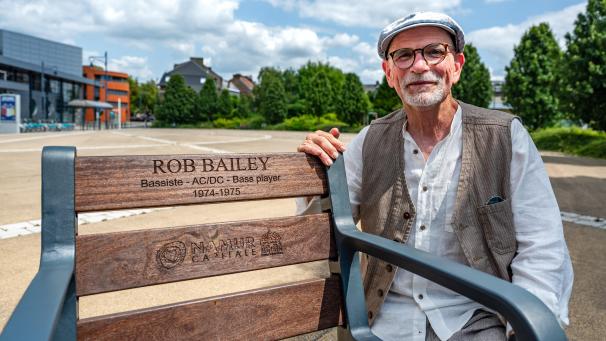 <p>Rob Bailey posierte für die Pressefotografen mit seinem Stuhl um die Wette.</p>