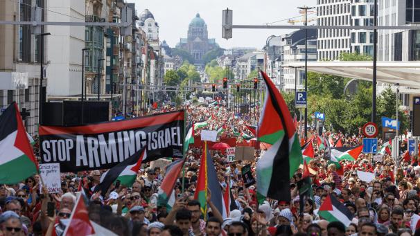 <p>Am Sonntag hatten in Brüssel weit mehr als 75.000 Menschen ein Ende der Gewalt in Gaza gefordert. Viele der Teilnehmer waren in Rot gekleidet, denn die Veranstaltung stand unter dem Motto „Rote Linie“.</p>