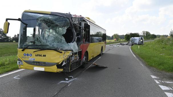 <p>Verkehrsunfall am Dienstagmorgen in Beho: Die Insassen des Schülerbusses blieben bis auf den Fahrer unverletzt.</p>