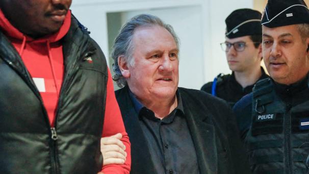 <p>Die Aufnahme zeigt Gérard Depardieu Ende März 2025 bei einer Gerichtsverhandlung in Paris.</p>