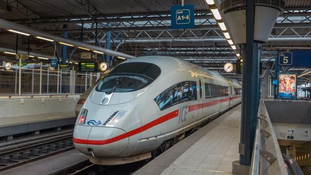 <p>Ein ICE der Deutschen Bahn steht im Brüsseler Südbahnhof: Es ist eine neue Verbindung von Antwerpen und Zaventem nach Köln geplant.</p>