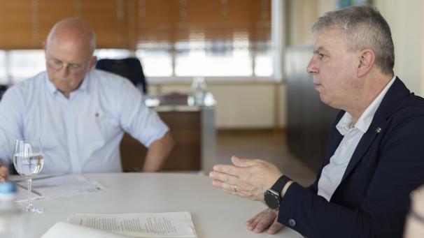 <p>Austausch über die Bahnstrecke von Verviers über Eupen nach Stolberg: DG-Minister Gregor Freches (r.) und Föderalminister Jean-Luc Crucke</p>