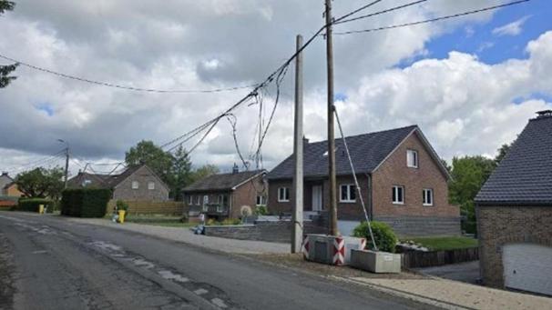 <p>Kabel baumeln von den Strommasten: Die jüngsten Arbeiten an der Montzener Straße in Lontzen verliefen wohl eher etwas chaotisch.</p>