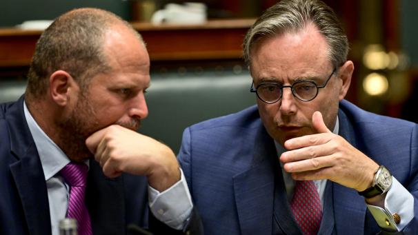 <p>Premierminister De Wever (mit Verteidigungsminister Francken, l.) am Dienstag in der Kammer: „Mit Realitätssinn können wir auf dem NATO-Gipfel punkten.“</p>