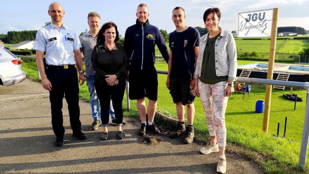 <p>Ziehen an einem Strang, wenn es um drogenfreie Veranstaltungen geht: Johannes Cremer (Polizei), Daniel Franzen (Bürgermeister), Viviane Keutgen (ASL), Pol Brüls und Julien Rauw (JGV Weywertz) sowie Kathy Elsen (Schöffin).</p>