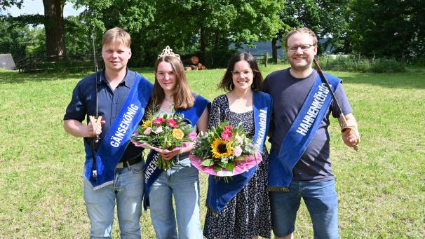 <p>Die Kirmeskönigspaare ließen sich feiern.</p>
