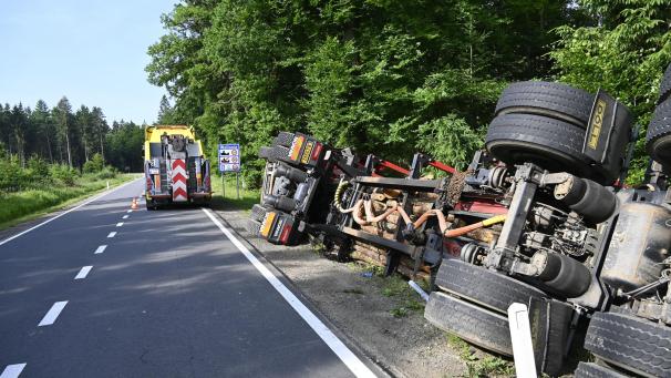<p>Die Unfallstelle in Wahlerscheid: Der Fahrer hatte Glück im Unglück.</p>
