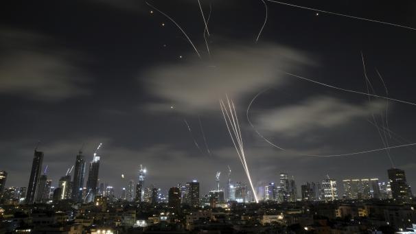 <p>Das israelische Luftabwehrsystem Iron Dome feuert, um Raketen während eines iranischen Angriffs über Tel Aviv abzufangen.</p>