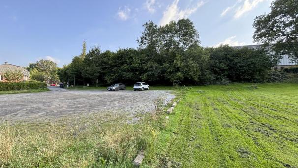 <p>Die Stellfläche für die Fahrzeuge des Schulpersonals soll in bisheriger Größe erhalten bleiben - das findet die Eupener Stadtratsopposition nicht gut.</p>