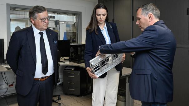 <p>Robert Mockel (l.) und Manuel Reuter (r.) führten die Minsterin durch die Produktion.</p>