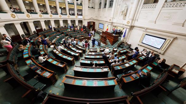 <p>Der Beginn der Haushaltsdebatte musste um vier Stunden vertagt werden, weil nicht genug Abgeordnete der Mehrheitsfraktionen im Plenum anwesend waren.</p>